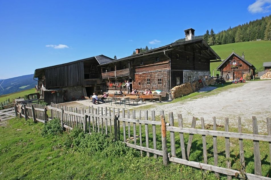 Der Blick auf die Halseralm im Sommer. | © Halseralm