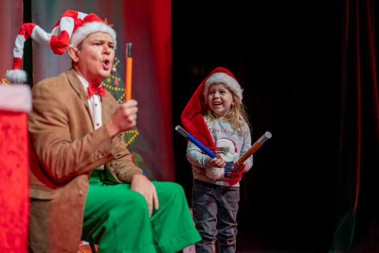 KINDERZAUBERTHEATER - ELLIOT DER WEIHNACHTSELF - Impression #2.3 | © Zauberer Gabriel