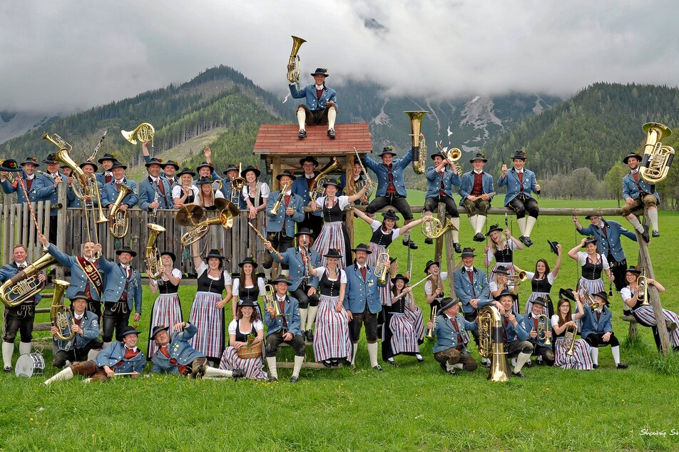 Blasmusik am Kirchplatz mit dem Musikverein Ramsau am Dachstein  - Impression #1