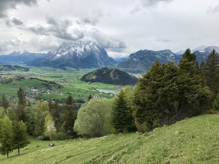 Blick auf Aigen mit dem Putterersee | © Sabine Schulz